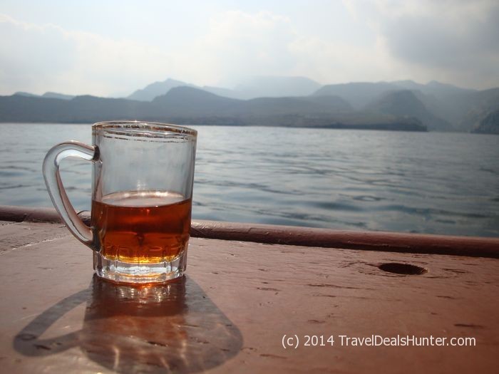 Oman - Musandhab - Khasab dhow fjord cruise - Arabic Tea