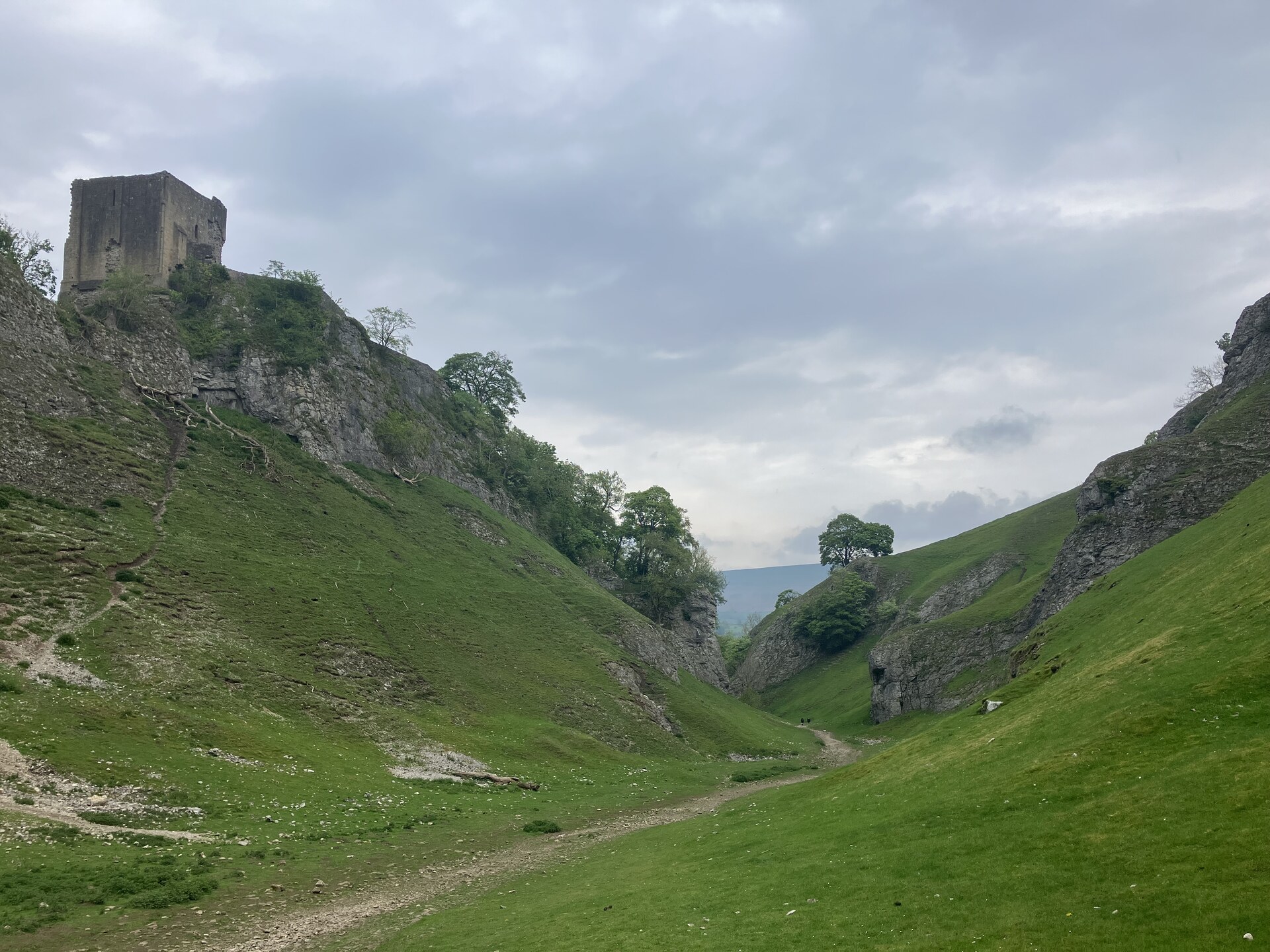 A 2-Day Peak District Itinerary: Mam Tor, Castleton, Stanage Edge & Padley Gorge A 2-Day Peak District Itinerary: Mam Tor, Castleton, Stanage Edge & Padley Gorge