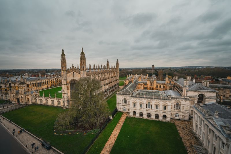 Cambridge Free Walking Guide: Colleges, Punts & Hidden Courtyards Cambridge Free Walking Guide: Colleges, Punts & Hidden Courtyards
