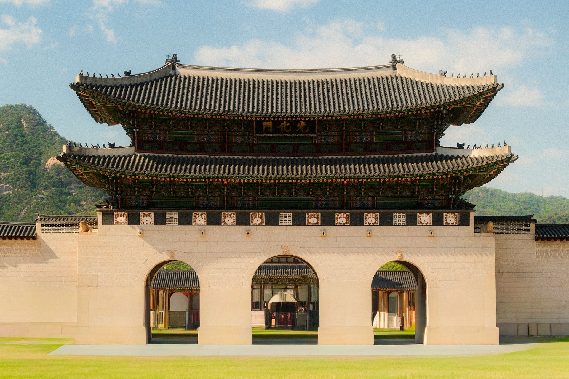 Seoul on a Budget: Free Palaces & Hanok Village Walks